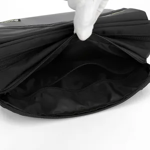 Leichte Herren Umhängetasche in Schwarz mit mehreren Reißverschluss-Innenfächern