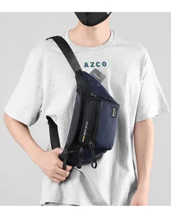 Dettaglio del borsello blu navy con tracolla regolabile e logo del marchio inciso