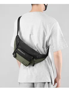 Dettaglio della borsa a tracolla verde militare in nylon resistente e duraturo