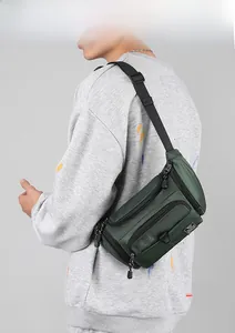 Détail macro du tissu en nylon imperméable et des fermetures éclair fonctionnelles d'un sac vert foncé