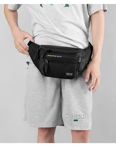 Dettaglio del marsupio nero impermeabile con tasche multiple in nylon strutturato