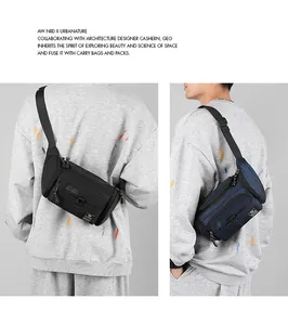 Comparaison détaillée de grands sacs bandoulière outdoor noirs et bleu marine sur modèles