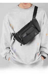 Vue détaillée du grand sac banane en nylon noir porté en sac de poitrine pour le voyage
