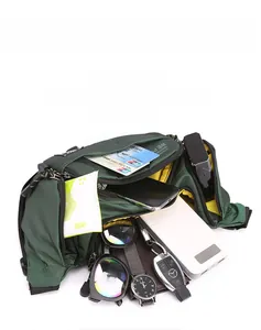 Vue détaillée de l'intérieur d'un grand sac banane tactique vert foncé étanche avec rangement