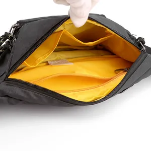 Marsupio in nylon nero resistente con scomparti multipli e fodera interna gialla