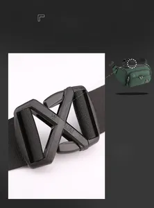 Détail de la boucle en plastique noir mat avec logo pour sac de taille sport grande capacité