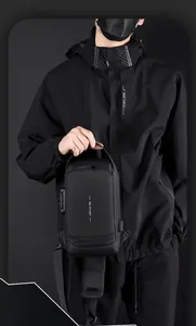 Detalle de bolso de pecho para hombre con cierre de seguridad y puerto de carga USB