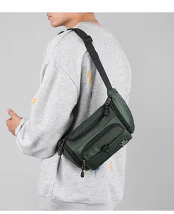 Détail du sac banane multifonctionnel vert foncé montrant la sangle et les poches
