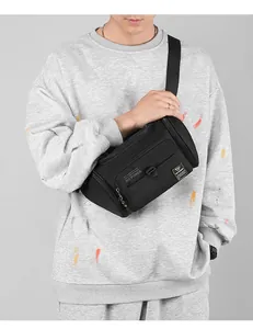 Détail d'un sac banane noir imperméable de grande capacité avec le marquage WEPOWER