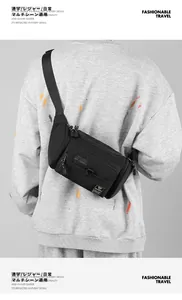 Détail du sac banane tactique noir haute capacité avec plusieurs poches zippées