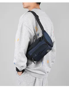 Détail de la sacoche de sport bleue imperméable avec logo WE POWER et compartiments multiples