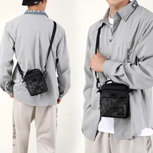 Borsa a tracolla uomo leggera camo nero con tracolla regolabile e fibbia in metallo