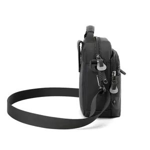Borsa a tracolla nera leggera da uomo con cerniere multiple e tessuto in nylon impermeabile
