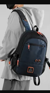 Vista laterale del grande zaino blu navy e nero con cerniere arancioni vivaci