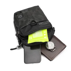 Borsa a tracolla mimetica nera da uomo con tasche multiple e tessuto in nylon resistente