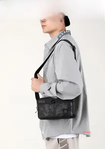 Detail der Herren Umhängetasche aus Oxford-Stoff mit grauem Camouflage-Muster
