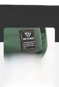 Gros plan sur la texture du nylon vert et le logo de la marque tissé sur le sac banane