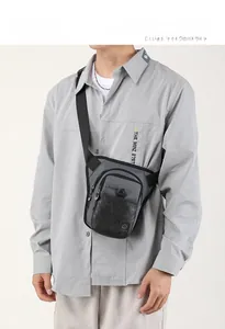 Détail d'un sac de jambe tactique gris foncé en nylon résistant avec fermetures éclair