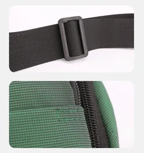 Détails de la sangle réglable en nylon et coutures renforcées sur le sac de sport vert