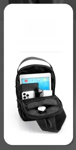 Détail de la grande capacité de stockage pour tablettes et gadgets dans un sac de poitrine