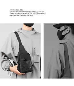 Dettaglio borsa a tracolla nera impermeabile con motivo camo e vista laterale modello