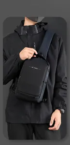 Sac de poitrine tactique noir étanche pour homme avec sangles de fonction et logo de marque