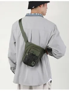 Sacoche de jambe homme avec motif camouflage et sangle réglable portée par un mannequin