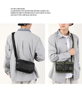 Detailansicht der Oxford-Umhängetasche mit Camouflage-Muster und verstellbarem Riemen