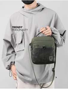 Dettaglio della borsa a tracolla verde militare con motivo mimetico e tracolla in nylon