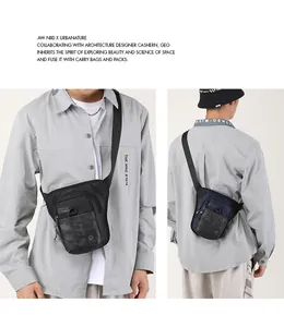 Détails du sac bandoulière NIID au style urbain avec texture camouflage et sangle