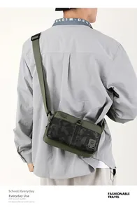 Nahaufnahme der militärgrünen Camouflage-Umhängetasche mit verstellbarem Gurt am Herrenmodel