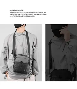 Dettaglio della borsa messenger camouflage grigio con manico e tracolla regolabile