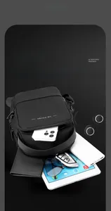 Structure interne du sac bandoulière étanche noir avec compartiments pour l'électronique