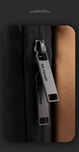 Detalle de las cremalleras metálicas y herrajes mate en el bolso de pecho negro mate