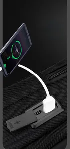 Gros plan d'un sac de poitrine tactique étanche avec port de charge USB externe
