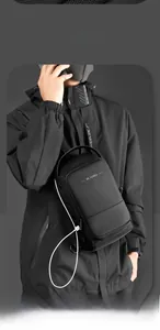Détail du sac de poitrine tactique étanche avec port de charge USB intégré