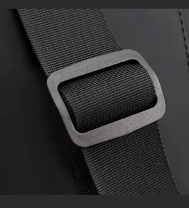 Detalle macro de correa de nailon con hebilla ajustable mate en bolso de pecho para hombre