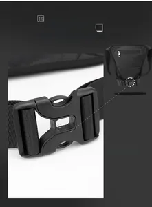 Détail de la boucle à dégagement rapide réglable sur une sacoche de jambe en nylon noir