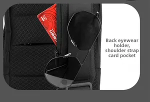 Détail de la bandoulière du sac avec boucle à lunettes et poche zippée pour carte