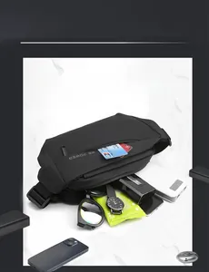 Details der schwarzen Crossbody-Brusttasche mit mehreren Fächern für den täglichen Bedarf