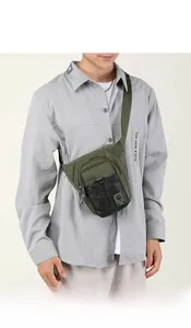 Gros plan du sac de poitrine tactique vert militaire avec poche camouflage et sangle