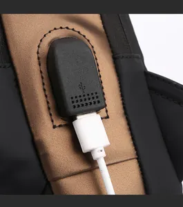 Primer plano del puerto de carga USB integrado en un bolso de pecho antirrobo