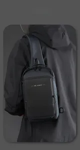 Sac de poitrine tactique étanche pour hommes avec rangement intelligent et coque mate