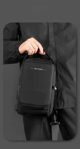 Détail du sac de poitrine tactique noir montrant le tissu mat et le logo WE POWER
