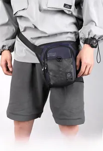 Détail du sac de cuisse tactique polyvalent en camouflage bleu marine avec sangles