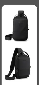 Détails du sac de poitrine noir étanche avec port USB latéral et sangle respirante