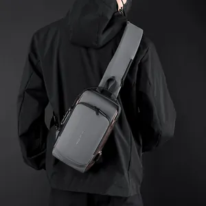 Bandolera impermeable gris para hombre con cierre antirrobo y puerto de carga USB