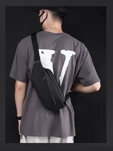 Rückansicht einer schwarzen wasserdichten Oxford-Brusttasche mit WE POWER Logo-Aufdruck