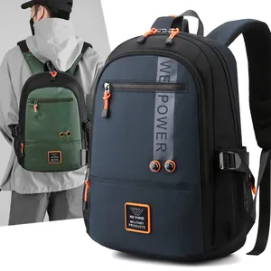 Zaino capiente stile militare con spallacci imbottiti nei colori blu e verde