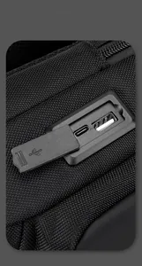 Détail du sac de poitrine étanche avec ports de chargement USB et Type-C pour hommes actifs